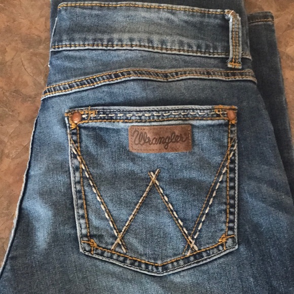 Wrangler women’s signature boot cut jeans - Picture 1 of 16
